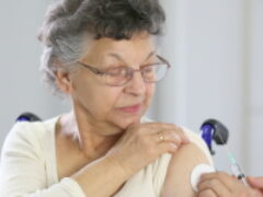 С 27 апреля столичные власти будут поощрять пожилых людей, поставивших прививку от COVID-19